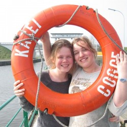 Liesbeth en Wendy - Toneelvereniging Plankenkoorts 